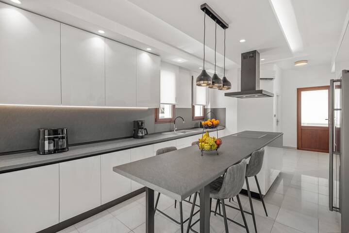 7 min from Center | 6BR Villa | w/ Airport Shuttle gallery image 4