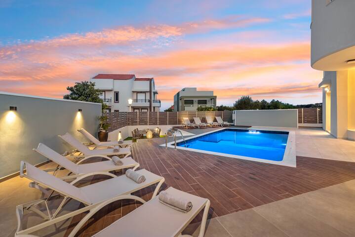 7 min from Center | 6BR Villa | w/ Airport Shuttle gallery image 3