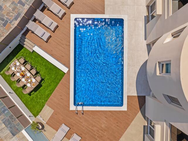 7 min from Center | 6BR Villa | w/ Airport Shuttle gallery image 2