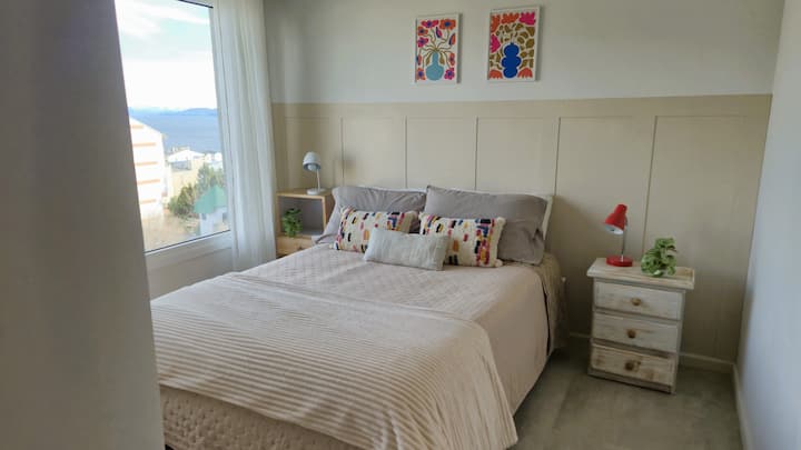 Соба со двоен кревет. Дополнителни перници. Ноќно светло. Јасни и затемнети завеси. Прекрасен поглед кон градот и езерото Науел Хуапи