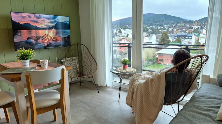 Опуштете се со овие прекрасни глетки. Дневна соба. Паметен телевизор. Wifi.