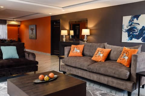 Large 4BR Retro Design Apt | Close to Eko Hotel