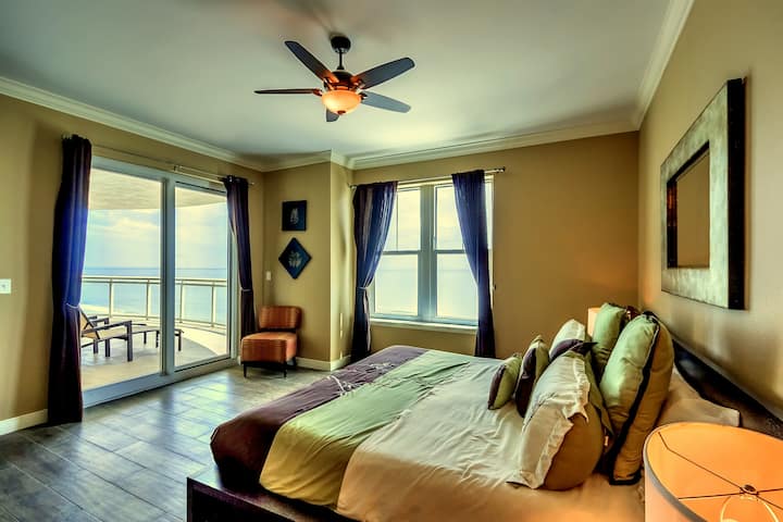 חדר אורחים על שפת הים 2 עם מיטת קינג סייז וגישה למרפסת.