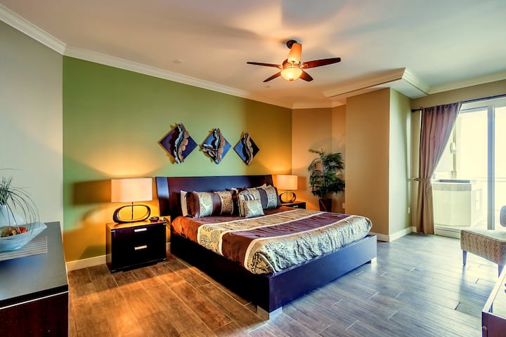 חדר שינה 1 עם מיטת קינג סייז וגישה ישירה למרפסת.