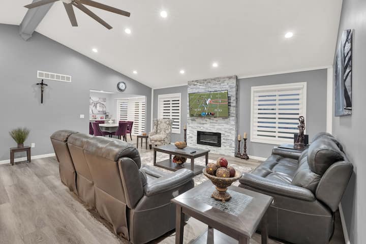 Cozy Pondside Retreat in Sterling Heights