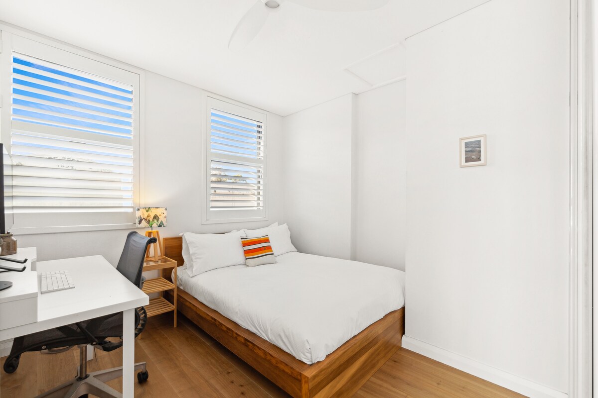 בחדר השינה הראשון יש מיטה זוגית וסוויטה, מה שהופך את הדירה הזו למושלמת למשפחות או לקבוצות קטנות.
