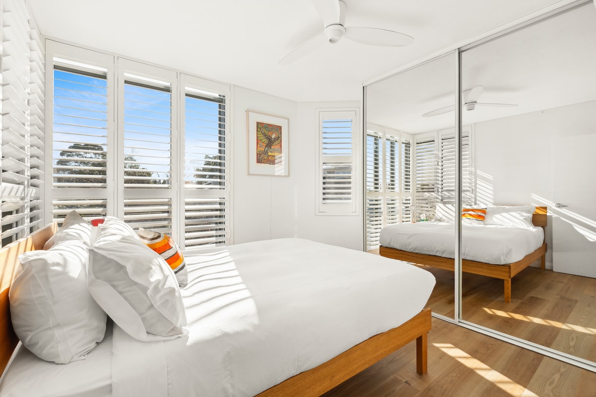 אתם תישנו בקלות בחדר השינה השני. יש בו מיטת קווין סייז וארונות בגדים גדולים עם מראה לחפצים שלכם.
