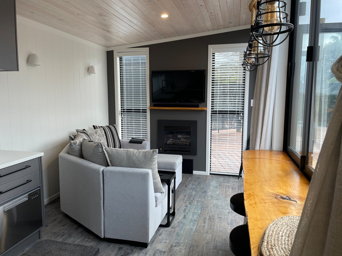 Popular Airbnb listing: Pukeko Lane's "Tui Lodge" - in touch with nature" in Western Bay Of Plenty District