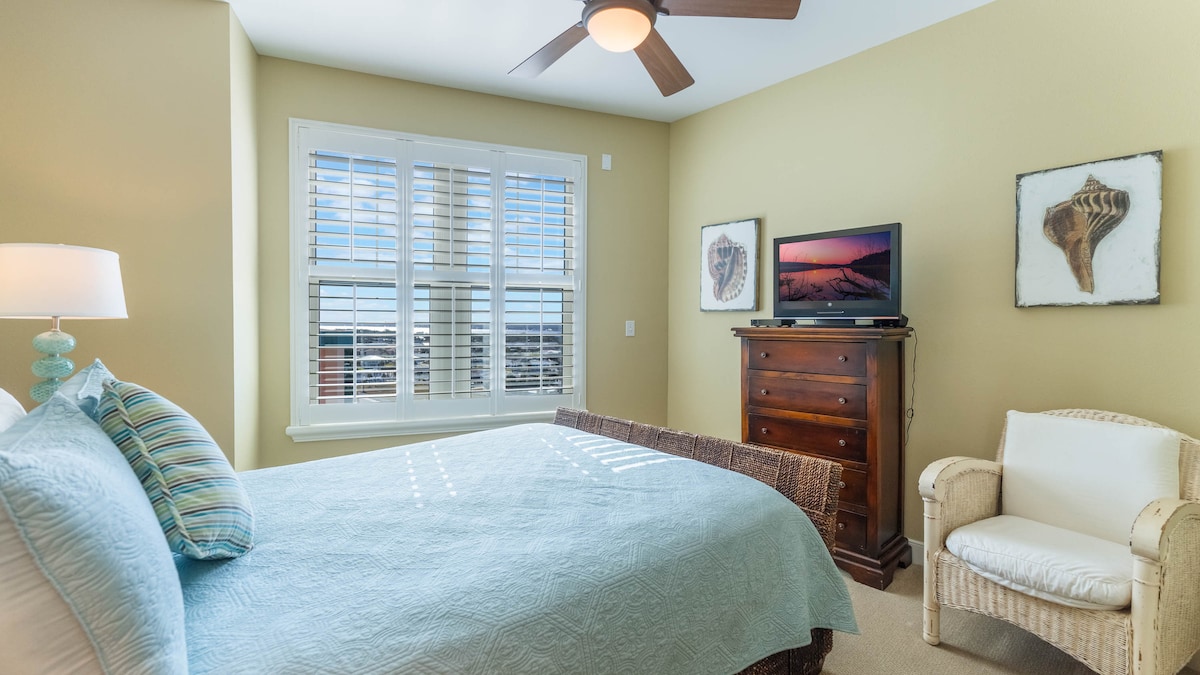 تحتوي غرفة النوم 3 على سرير متوسط الحجم وحمام داخلي كامل وتلفزيون عالي الدقة وكابل أساسي وكرسي بذراعين.