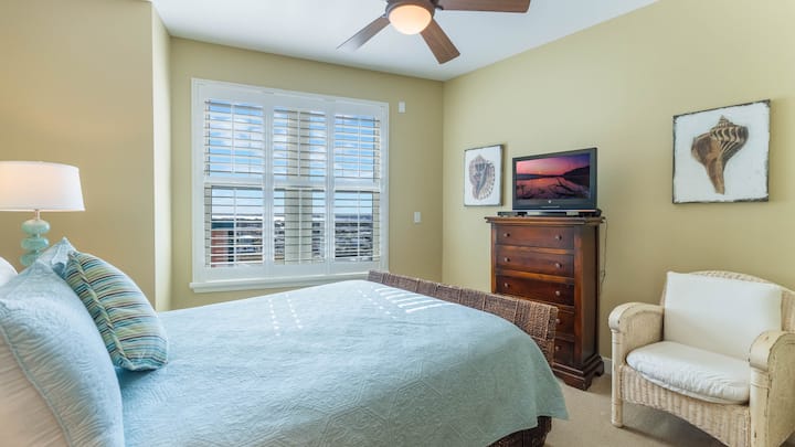 El dormitorio 3 tiene una cama tamaño queen, baño completo privado, TV de alta definición y cable básico y sillón.