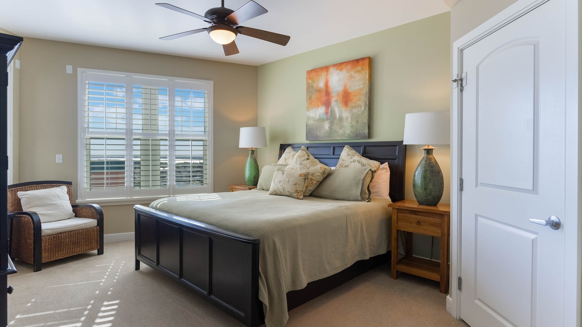 تحتوي غرفة النوم 2 على سرير كبير الحجم وحمام كامل وتلفزيون عالي الدقة مع كابل أساسي ومروحة سقف وكرسي بذراعين.