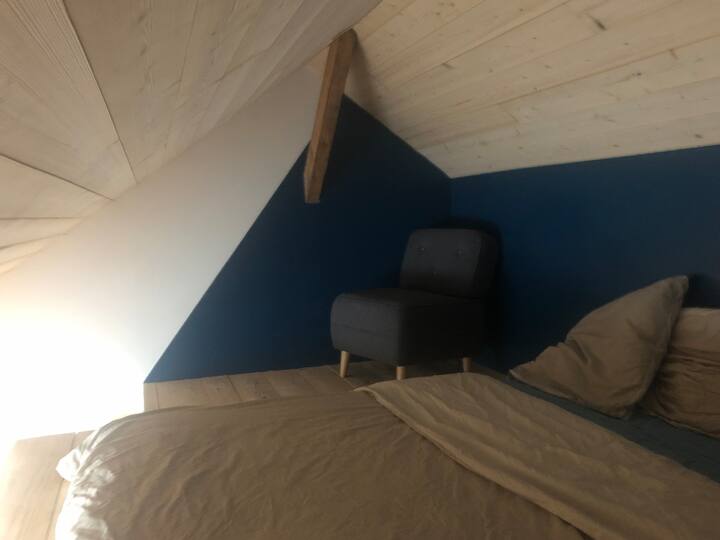 U ovoj trećoj spavaćoj sobi krevet se nalazi na međuspratu. Penjete se uskim, strmim stepenicama (pogledajte sljedeću fotografiju).