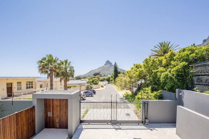 Spectacular 6-Bedroom Oasis in Camps Bay gallery image 3