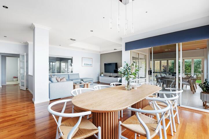 Grandeur Beachside Retreat | Dreamy Getaway Awaits gallery image 3