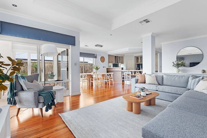 Grandeur Beachside Retreat | Dreamy Getaway Awaits gallery image 2