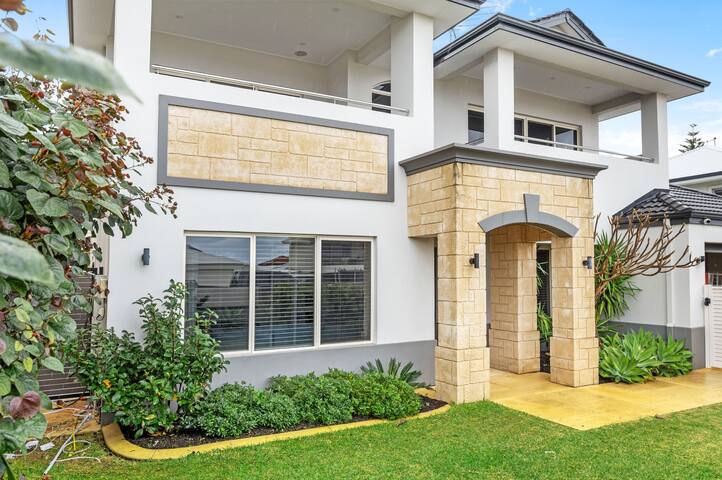 Grandeur Beachside Retreat | Dreamy Getaway Awaits gallery image 5