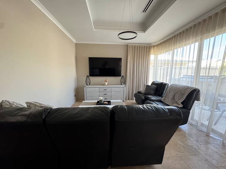 Alkimos Beach Luxury Home - Yanchep National Park