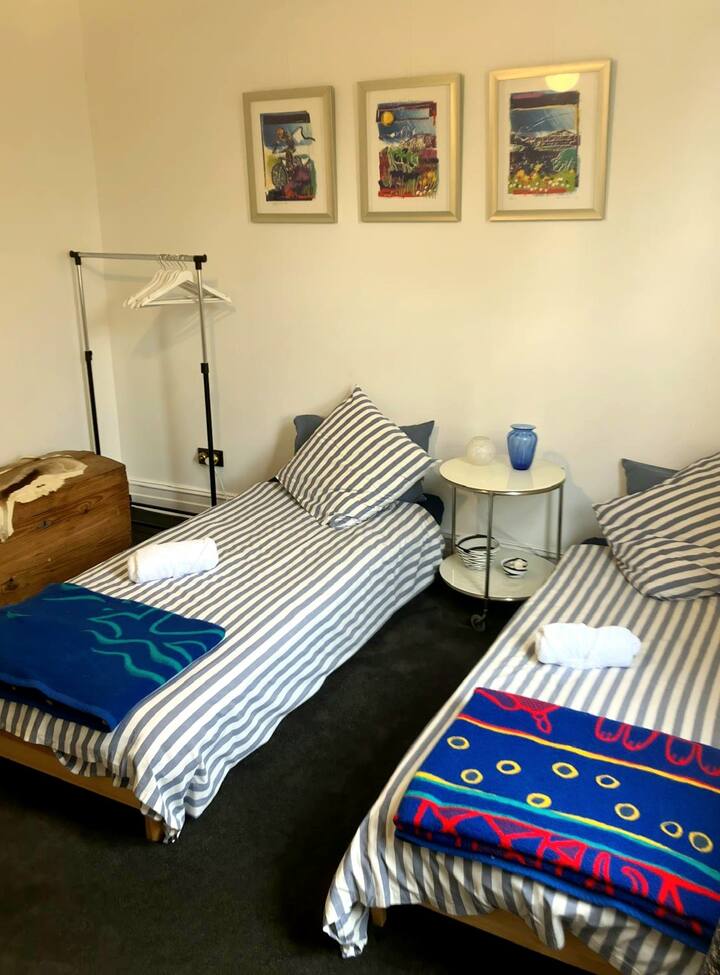 I letti sono più bassi del normale, con un'altezza di 23 cm. 
Il motivo è che possono essere impilati l'uno sull'altro per creare una configurazione singola di altezza standard o separati per creare 2 letti singoli o un letto matrimoniale. Gli ospiti hanno detto che i letti sono molto comodi.