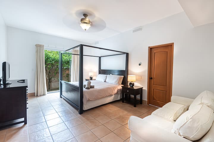 Მთავარი საძინებელი დიდი საწოლით და ტერასით /მთავარი ოთახი დიდი საწოლითა და ტერასით.