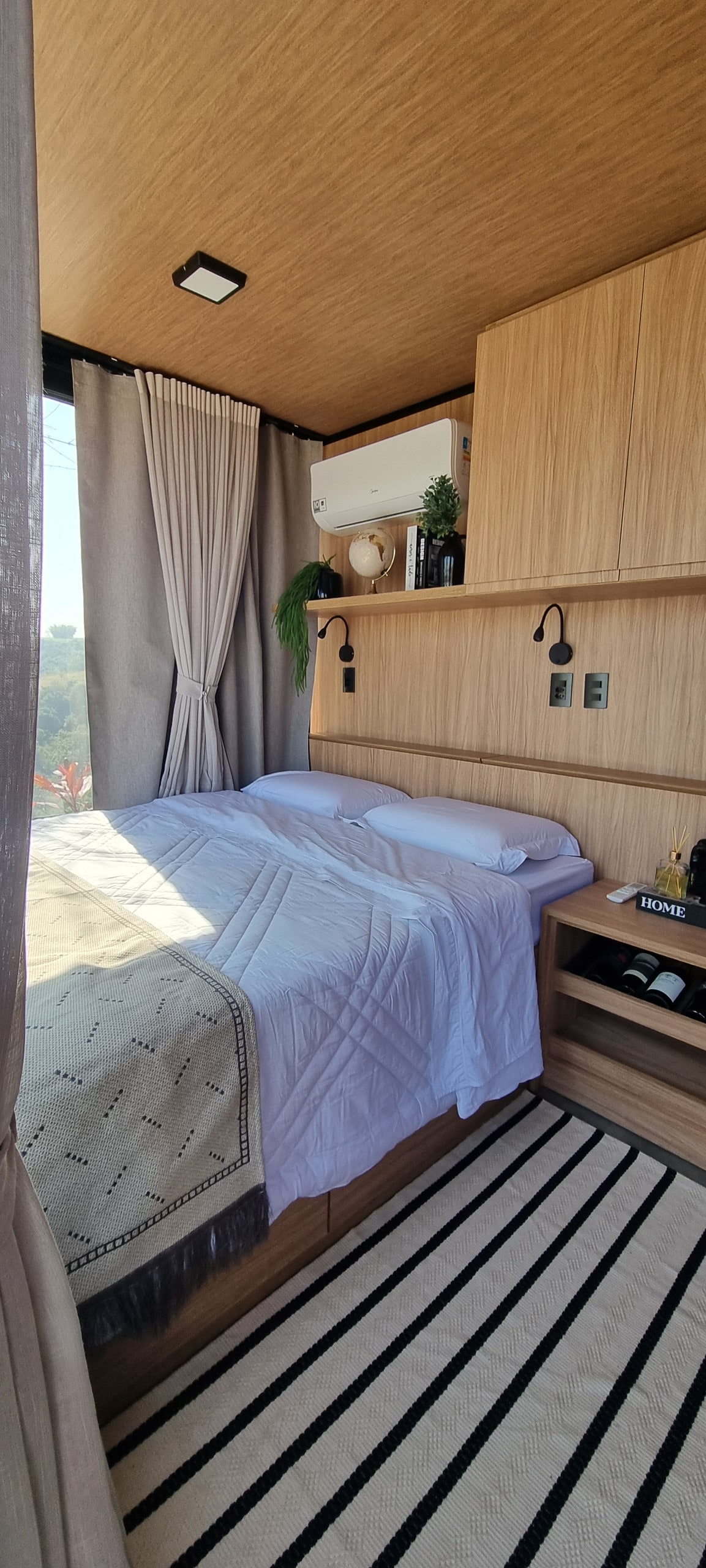 Двойно легло (включително спално бельо), затъмнена завеса и климатик, ❄️ за да осигурим максимален комфорт на гостите си! 