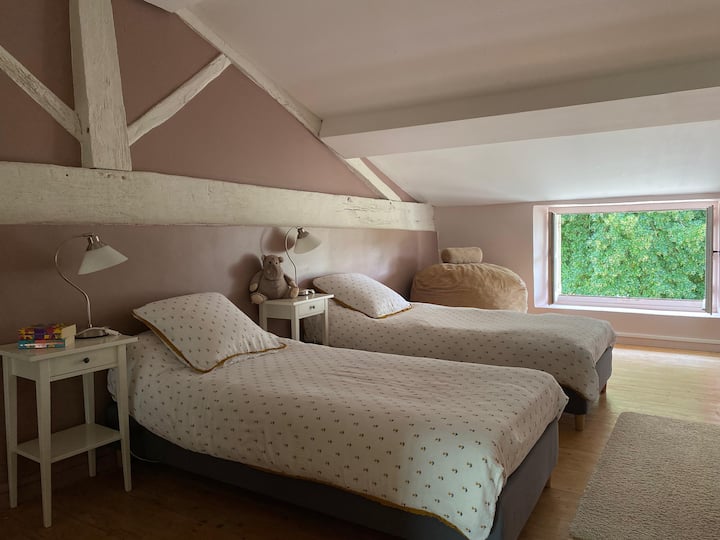 Ya sea 2 camas individuales (90 cm) o una cama tamaño king (180 cm). ¡Avísanos lo que prefieras !