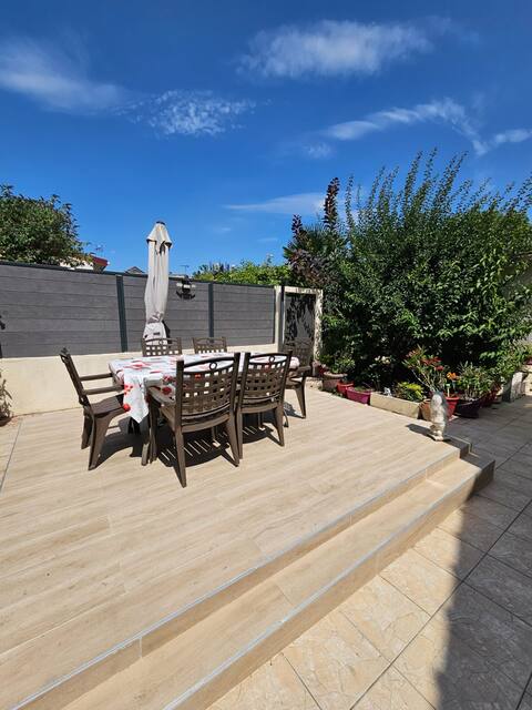 House and adjoining studio, close to Paris/Orly,