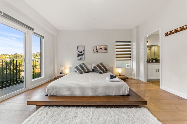 Luxurious 4BR in prime LA location with great view