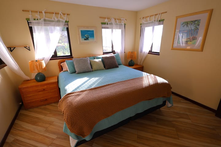 Საძინებლის ქვედა ნაწილში საწოლს სძინავს 2. Დამატებითი თეთრეული ლობიოს ჩანთის ლეიბებისთვის კარადაში. 