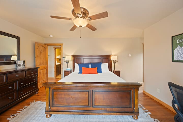 Bedroom with a workstation and ample storage, perfect for unwinding after a day of adventures.