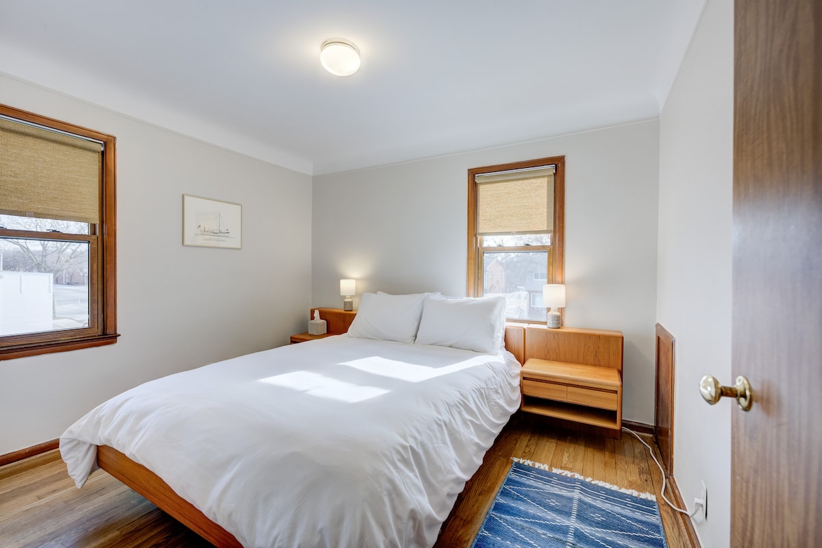 Ova spavaća soba ima bračni krevet opremljen Leesa Legend Hybrid madracem s certifikatom Greenguard s prekrivenim svježim plahtama od organskog pamuka, debelim prekrivačem i dvije vrste jastuka kako biste pronašli savršenu udobnost.  