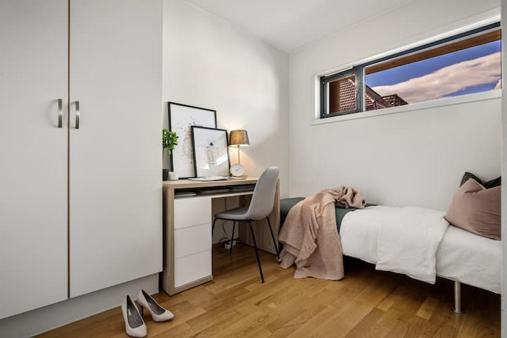 המיטה היום היא קווין סייז והמשרד נמצא גם הוא בחדר הזה.