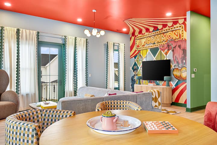 Circo Loco - Uncommon Stay - Louisville, KY