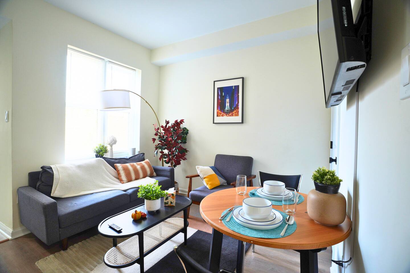 Cozy 1BR/1BA Near Geno’s, Stadiums & Center City