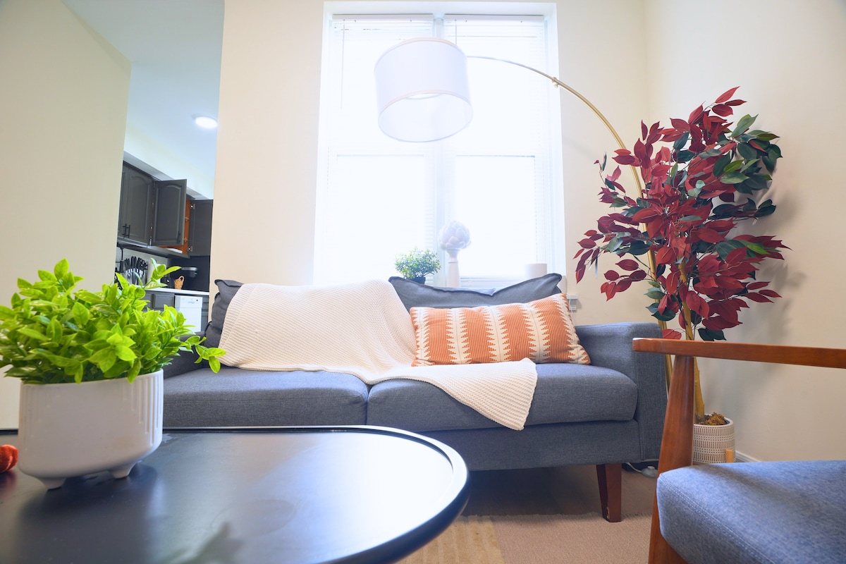 Cozy 1BR/1BA Near Geno’s, Stadiums & Center City