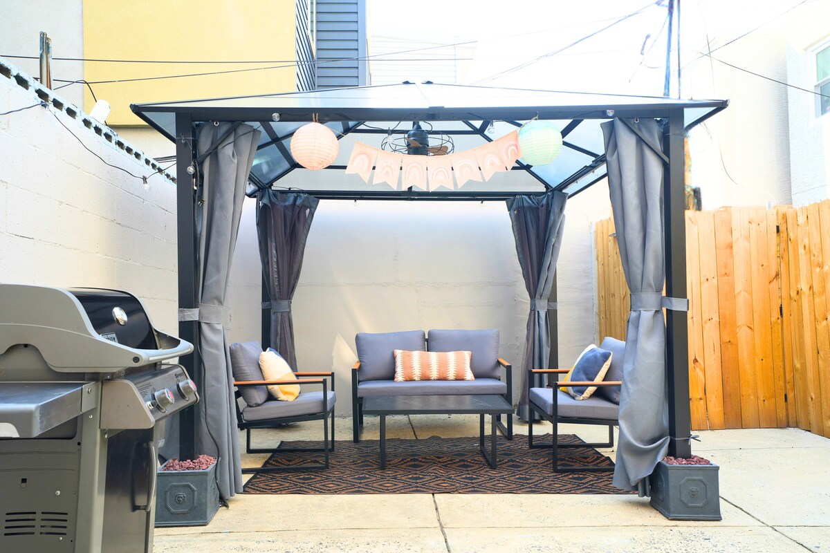 Cozy 1BR/1BA Near Geno’s, Stadiums & Center City