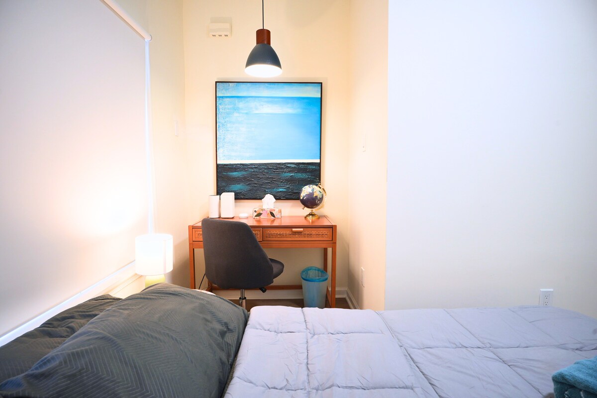 Cozy 1BR/1BA Near Geno’s, Stadiums & Center City