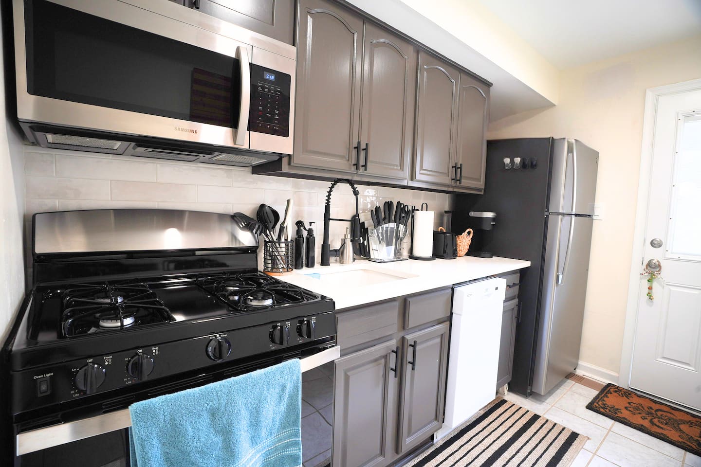 Cozy 1BR/1BA Near Geno’s, Stadiums & Center City