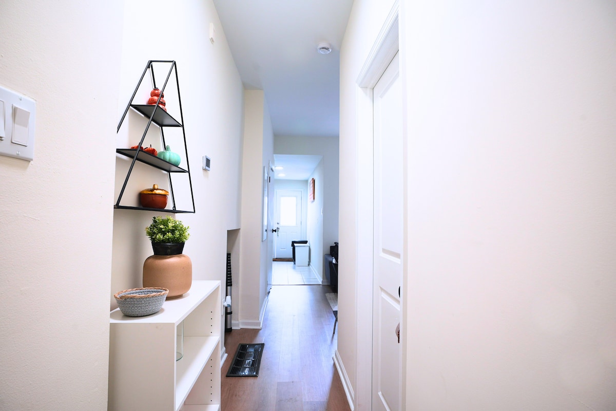 Cozy 1BR/1BA Near Geno’s, Stadiums & Center City