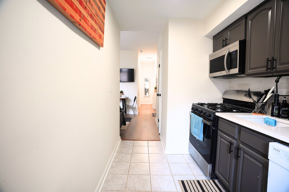 Cozy 1BR/1BA Near Geno’s, Stadiums & Center City