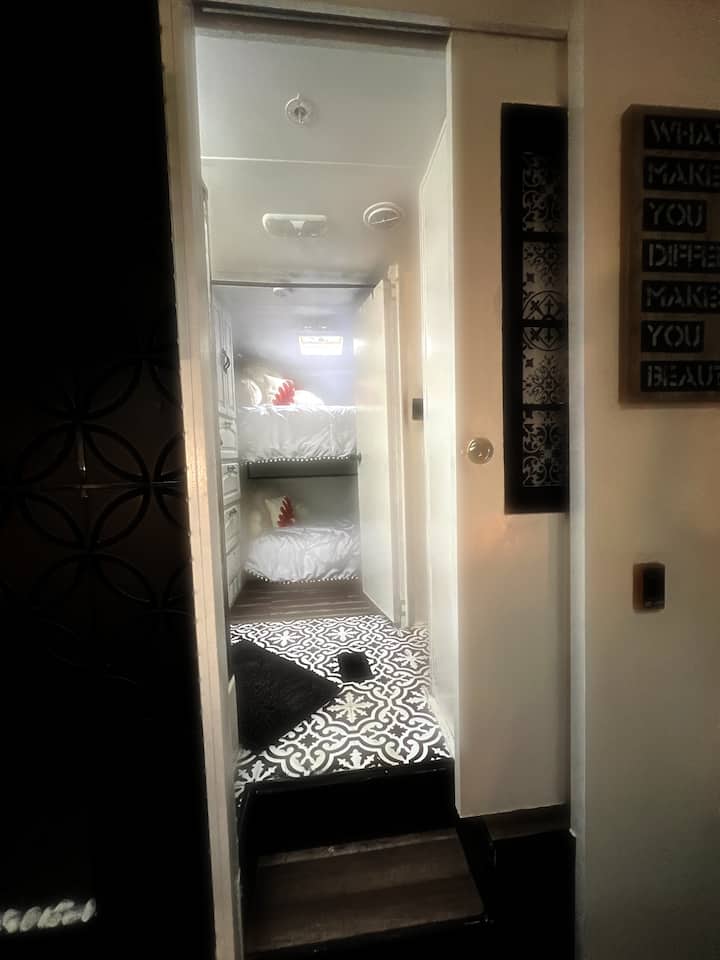 חדר הקומתיים בולט עם העיצוב המוקפד והצבע העונתי שלו, שנוצר מחדש כדי להציע סידורי שינה נוחים לכל הגילים. באזור הזה תיהנו גם מהצעות מדיה, אחסון בגדים ותאורה ליד המיטה.