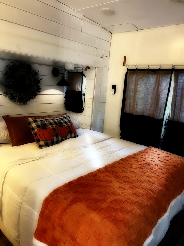 הסוויטה הראשית, המוארת בזוהר השלו של הירח, מציעה מקום מפלט שליו המעוטר בצבעי העונה, נסחף לצלילי הריפוי של המים הנופלים, מתעורר לקרני השמש המרקדות על המים ממש מחוץ לחלון.