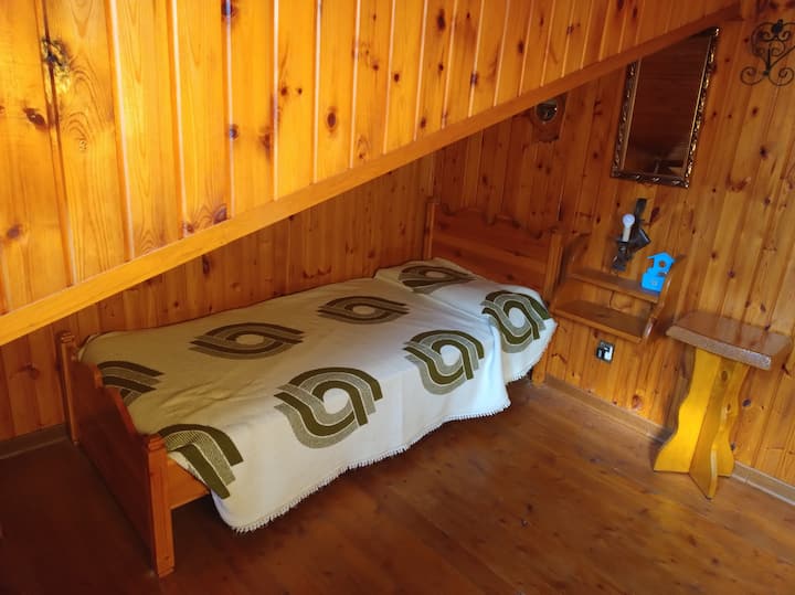 potkrovlje s dva kreveta+mogućnost dodavanja vreća za spavanje ili madraca