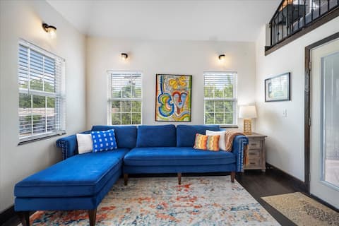 Popular Airbnb listing: Stylish Downtown Guesthouse, Walk Everywhere! in East Cesar Chavez
