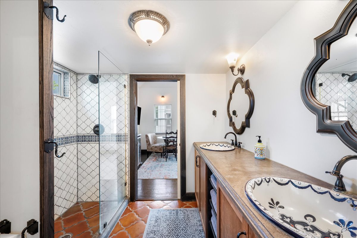 Stylish Downtown Guesthouse, Walk Everywhere!