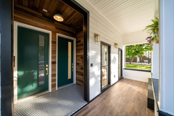 Luxe 4bd+Rooftop, next to Train