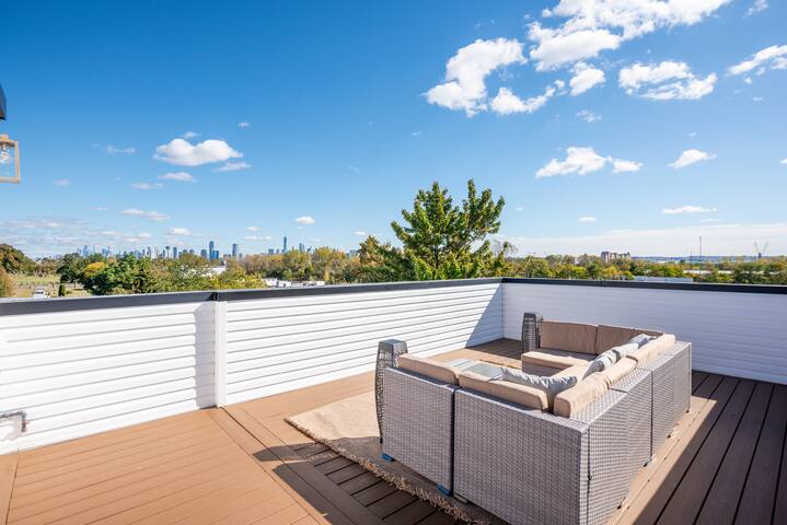 Luxe 4bd+Rooftop, next to Train gallery image 4