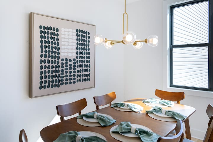 Luxe 4bd+Rooftop, next to Train gallery image 3