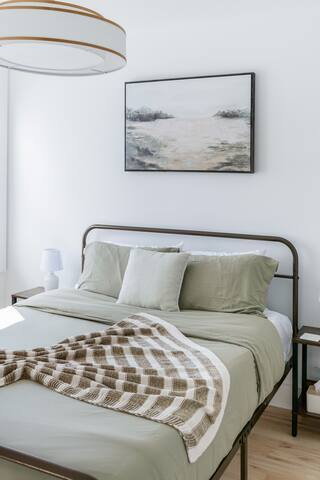 Luxe 4bd+Rooftop, next to Train gallery image 5