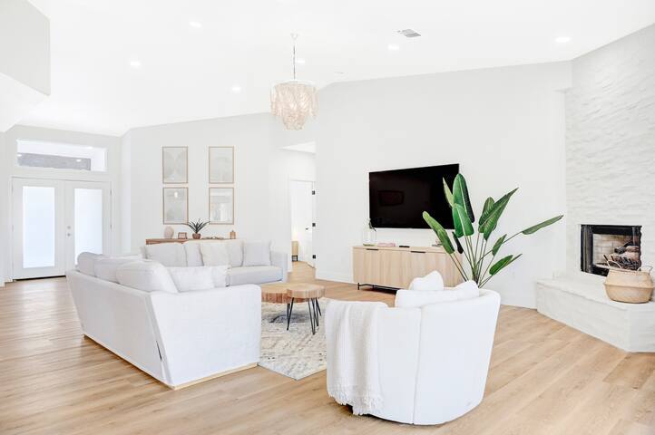 LUX 8BR/5BA Oasis – Huge Villa w/Heated Pool & Spa gallery image 2