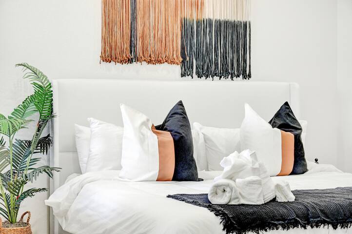 LUX 8BR/5BA Oasis – Huge Villa w/Heated Pool & Spa gallery image 3